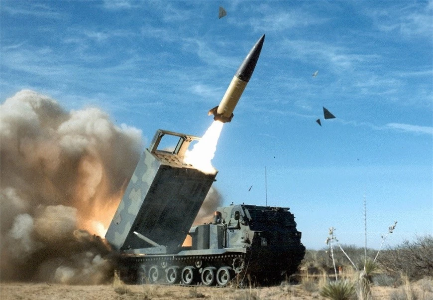 ATACMS là tên lửa dẫn đường nặng gần hai tấn, có giá gần 1,5 triệu USD mỗi quả và có tầm bắn hơn 300km. Ảnh: Lục quân Mỹ