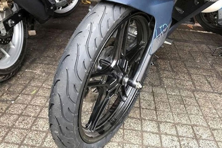 Vì sao lốp trước xe máy có gai ngược?