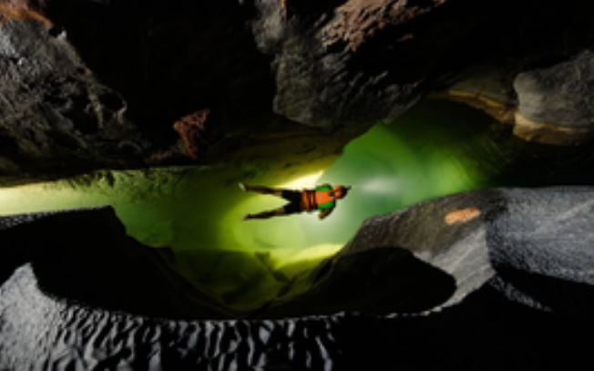 Việt Nam sở hữu hang động 3 triệu năm tuổi, đủ chứa tòa nhà chọc trời 40 tầng của Mỹ: Báo chí phương Tây trầm trồ!