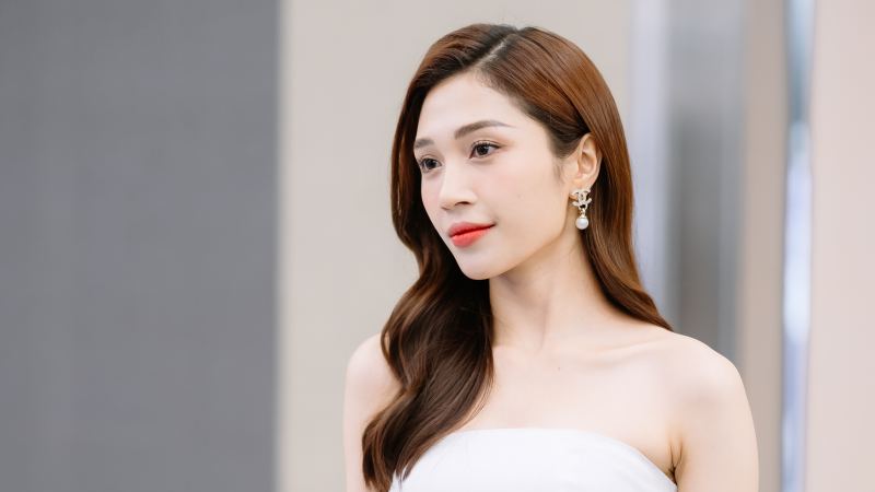 Nữ MC nổi tiếng với phát ngôn “kiếm 1 triệu USD mới lấy chồng” xuất hiện cực xinh đẹp trong sự kiện