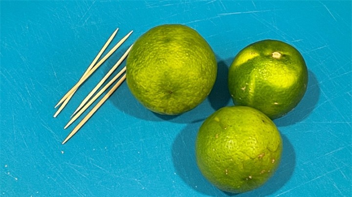 Bí quyết vắt chanh mà không cần cắt - 1