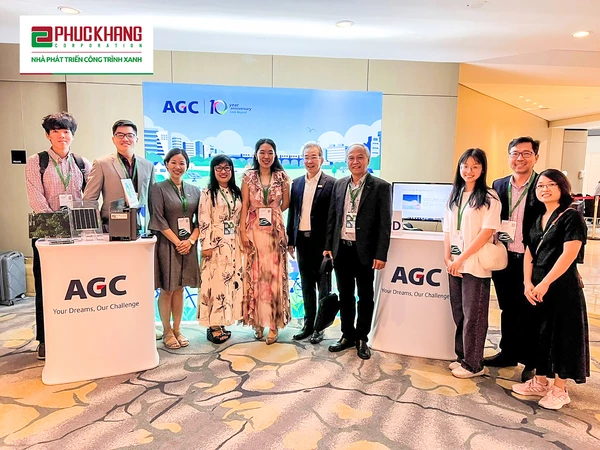 CEO Lưu Thị Thanh Mẫu (thứ 4 – từ trái qua) cùng bà Joy Gai - Giám đốc Chương trình Khu vực Châu Á Thái Bình Dương của WGBC (thứ 5 – từ trái qua) thăm quan gian hàng đối tác AGC Asia Pacific tại khuôn khổ hội thảo IGBC 2023