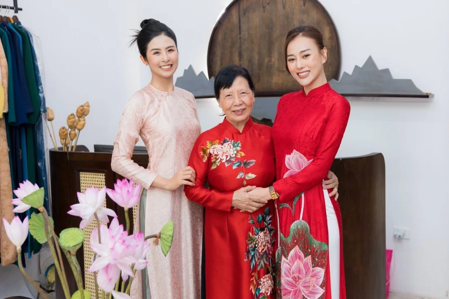 Phương Oanh đưa mẹ chồng tới showroom của Hoa hậu Ngọc Hân thử áo dài