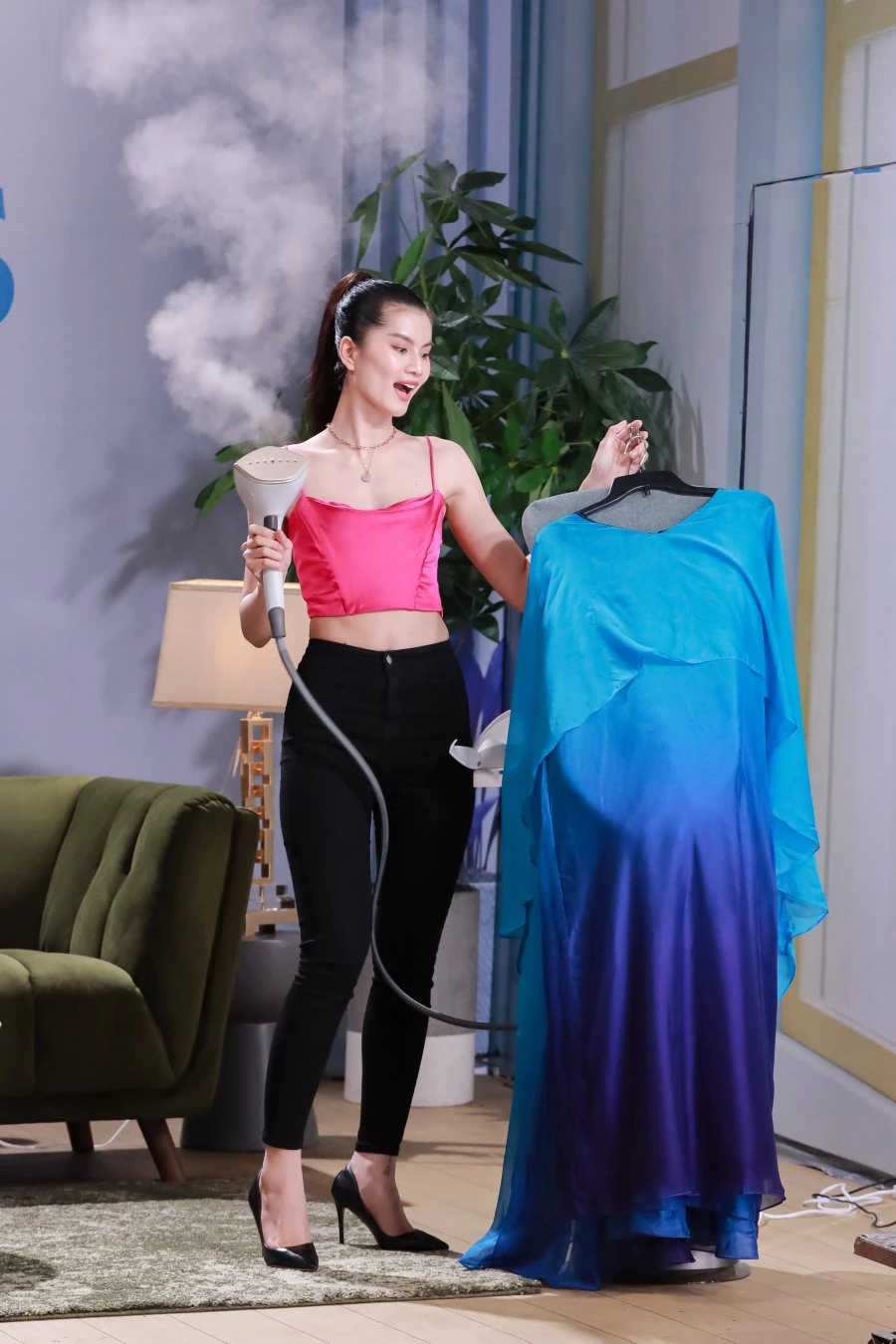 Thí sinh Hoàng Oanh có phần thể hiện được đánh giá cao và rinh về hợp đồng với nhãn hàng Thí sinh Hoàng Oanh có phần thể hiện được đánh giá cao và rinh về hợp đồng với nhãn hàng