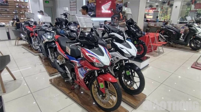 hết chênh giá, mua xe máy honda còn được tặng quà