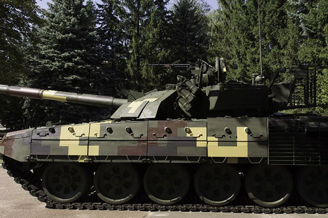 Xe tăng Ukraine nạp nhiên liệu diesel sản xuất từ dầu mỏ của Nga