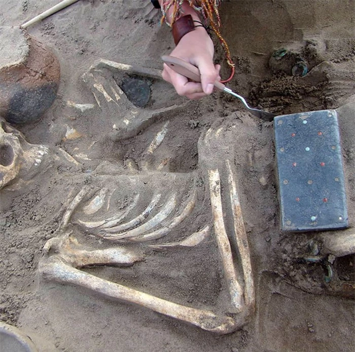 Khai quật mộ cổ gần 2.200 năm tuổi, chuyên gia bất ngờ tìm thấy &quot;điện thoại iPhone&quot; - Ảnh 5.
