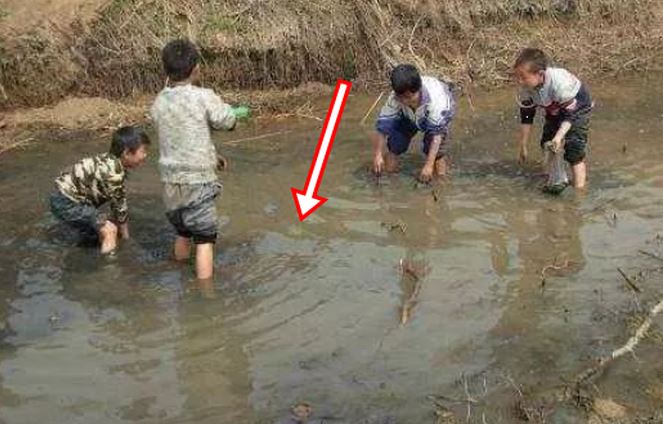 Đi bắt cá 4 học sinh nhặt được vật lạ màu vàng khiến cảnh sát phải tìm đến tận nơi