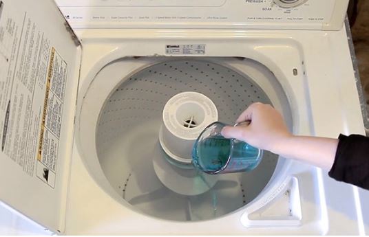 Đổ giấm vào máy giặt tưởng vô lý nhưng kết quả khiến ai cũng phải thán phục