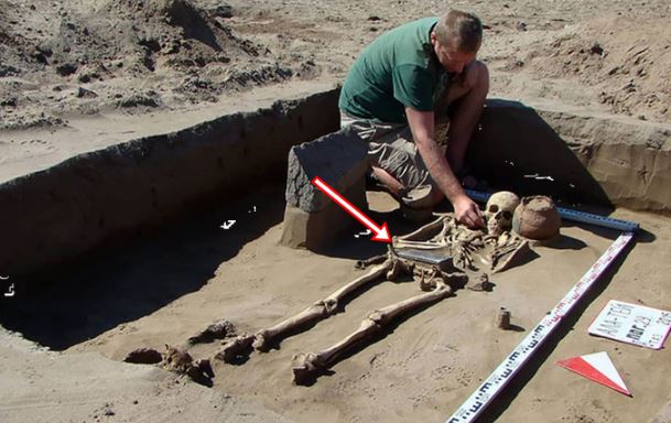 Khai quật mộ cổ gần 2.200 năm tuổi, chuyên gia bất ngờ tìm thấy "điện thoại iPhone"