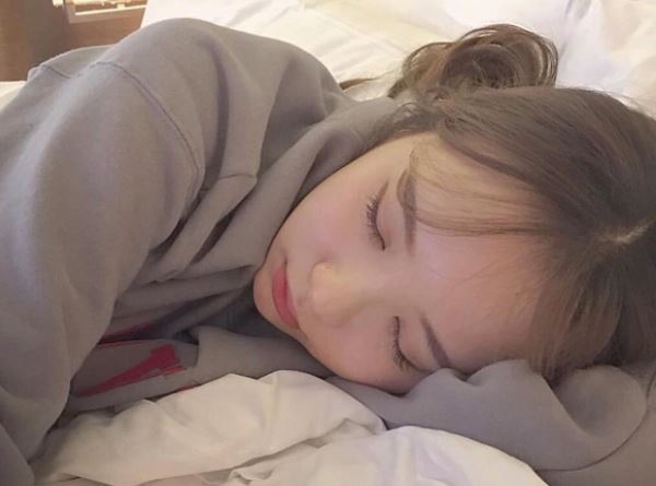 Tư thế ngủ này sẽ tạo nếp nhăn trên khuôn mặt, đây là điều chuyên gia khuyến khích để giảm thiểu lão hóa