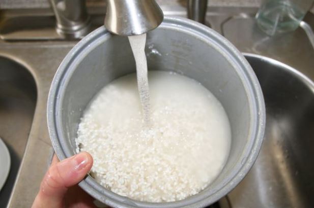 Nấu cơm nên vo gạo bao nhiêu lần? Biết mẹo này cơm mềm và thơm hơn hẳn