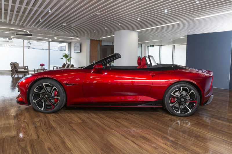 Xe mui trần chạy điện giá gần 800 triệu có gì khiến dân tình "phát sốt"?