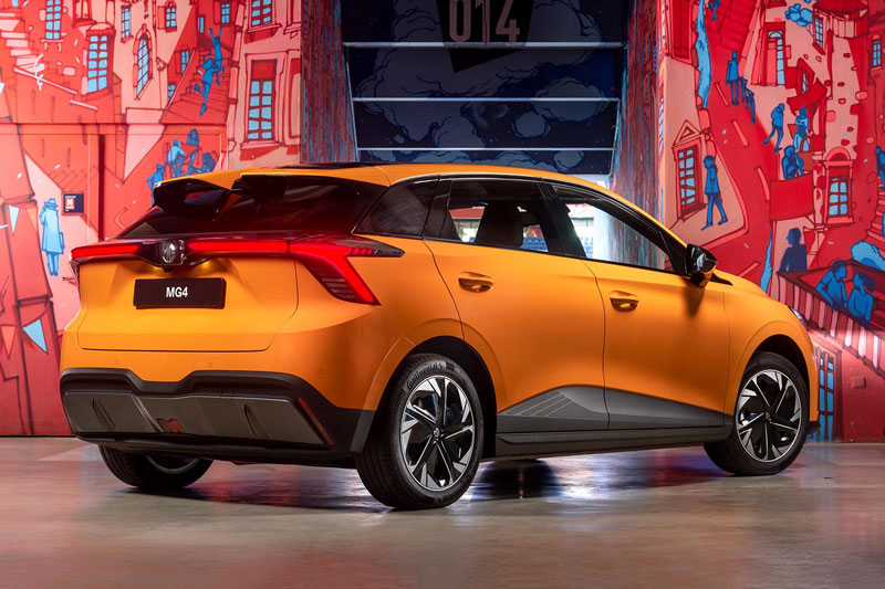 Xe hơi đẹp long lanh, công suất 170 mã lực, nhiều trang bị hấp dẫn, giá gần 600 triệu