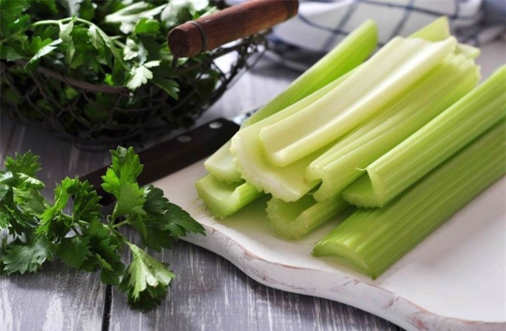 Cần tây hạ huyết áp, chống ung thư nhưng nhiều người ăn sai cách - 1