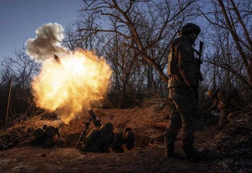 Binh lính Ukraine khai hỏa súng cối cỡ nòng 120mm ở Bakhmut. Ảnh: AP.