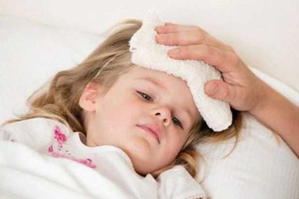 Những mẹo hay giúp hạ sốt mà không cần dùng thuốc