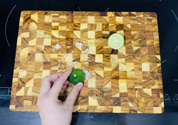 Thớt mới mua về nên làm gì trước khi sử dụng?