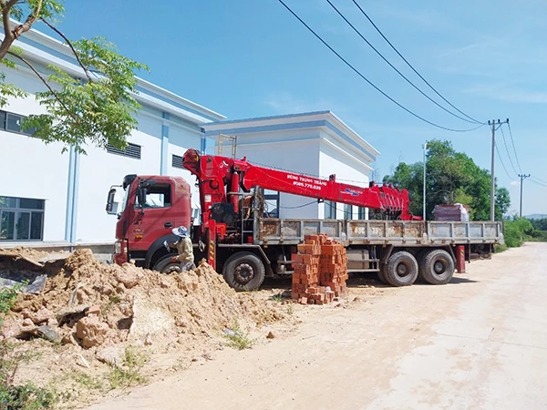 Xe cẩu tải của Công ty Hùng Trung Thắng chuẩn bị thi công gần đường dây trung áp 22kV tại thôn An Trạch, xã Hòa Tiến, huyện Hòa Vang (Đà Nẵng).