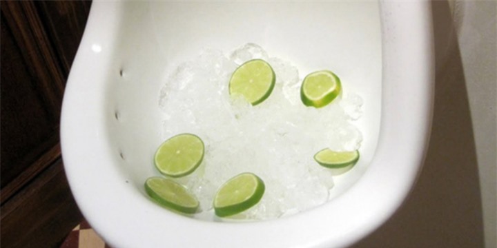 Đổ đá lạnh vào bồn cầu có tác dụng gì? - 1
