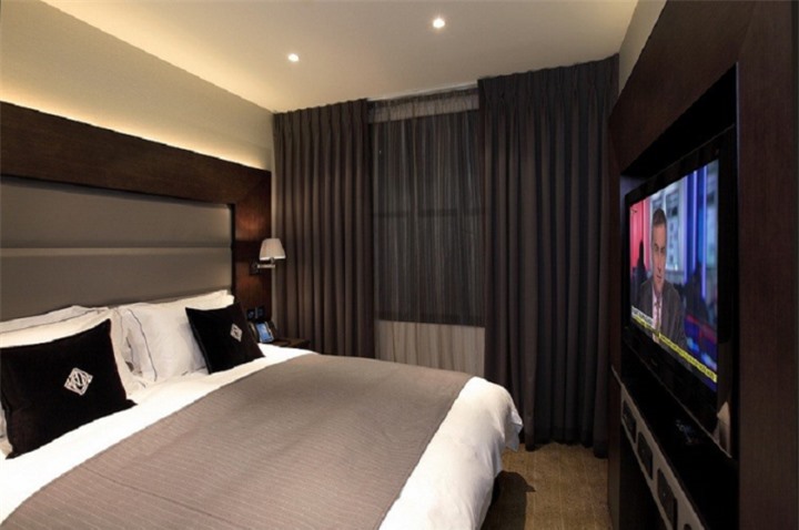 Tại sao cần rút phích cắm ti vi ngay khi nhận phòng khách sạn? - 1