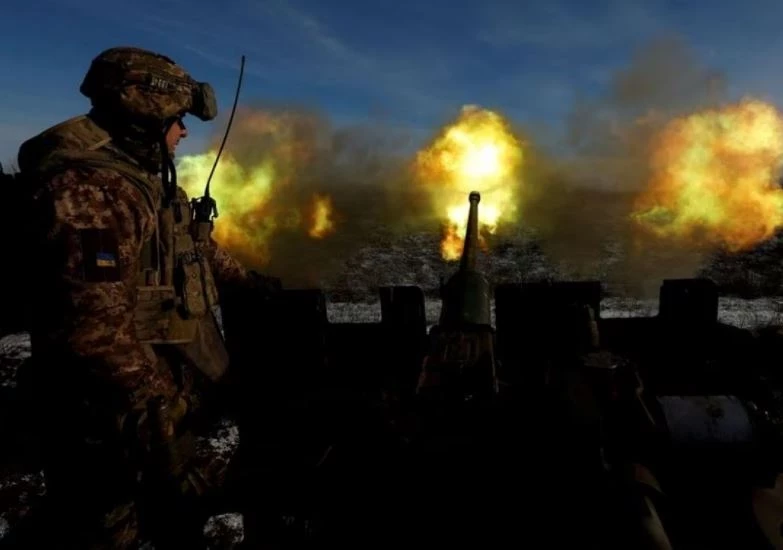 Quân đội Ukraine khai hỏa vũ khí phòng không ở Bakhmut. Ảnh: Reuters.