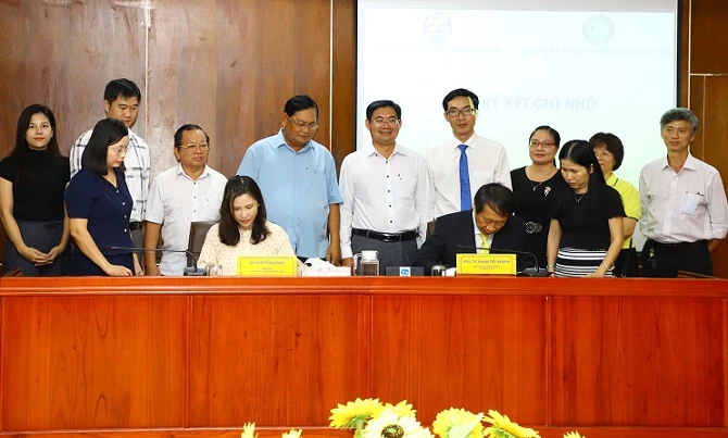 Lãnh đạo Hiệp hội Doanh nghiệp Việt - Đài và Hiệp hội Cao đẳng Cộng đồng Việt Nam tiến hành ký kết hợp tác.