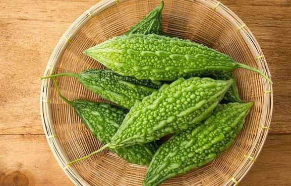 Mướp đắng xào thịt ăn ngon lại bổ, muốn mướp bớt đắng bạn làm theo cách này