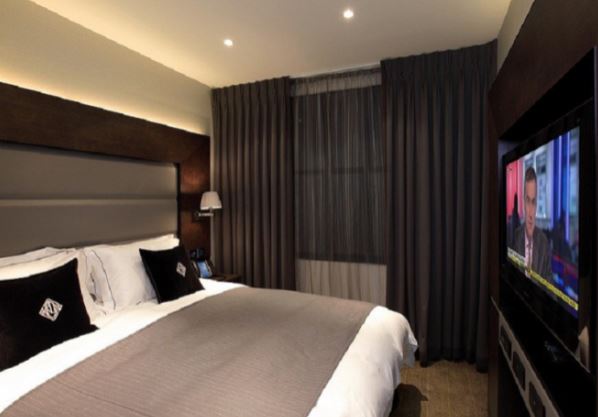 Tại sao cần rút phích cắm ti vi ngay khi nhận phòng khách sạn?