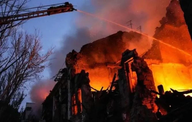 Lính cứu hỏa đang dập lửa tại một ngôi nhà ở Odessa đêm 19/7. Ảnh: Getty.