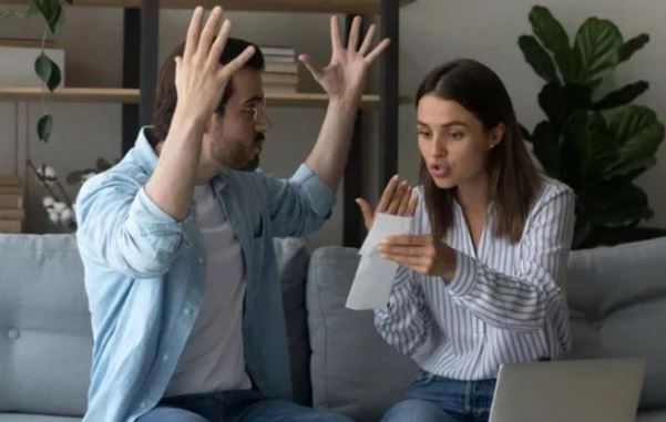 Tức phát khóc khi chồng tôi không chịu chuyển nhà chỉ vì lý do quái gở