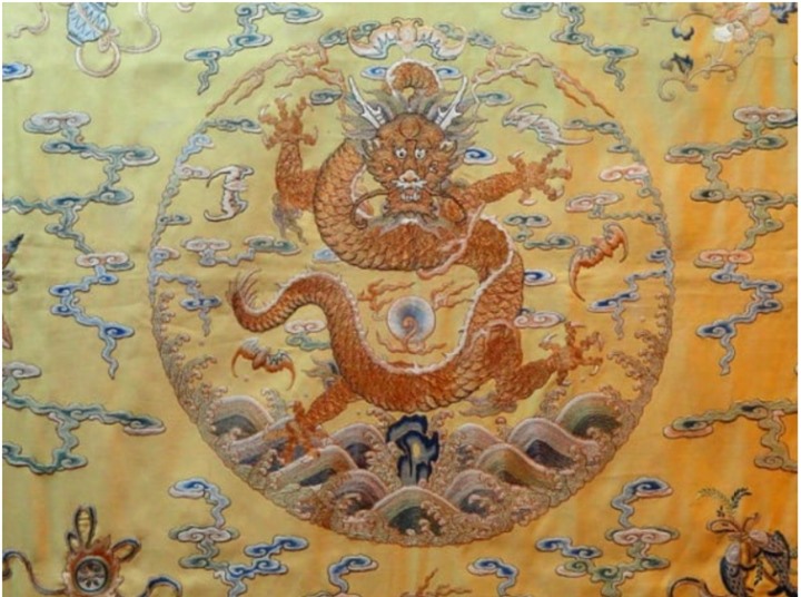 Cận cảnh hoa văn hình rồng trên long bào của hoàng đế. (Ảnh: Sohu)