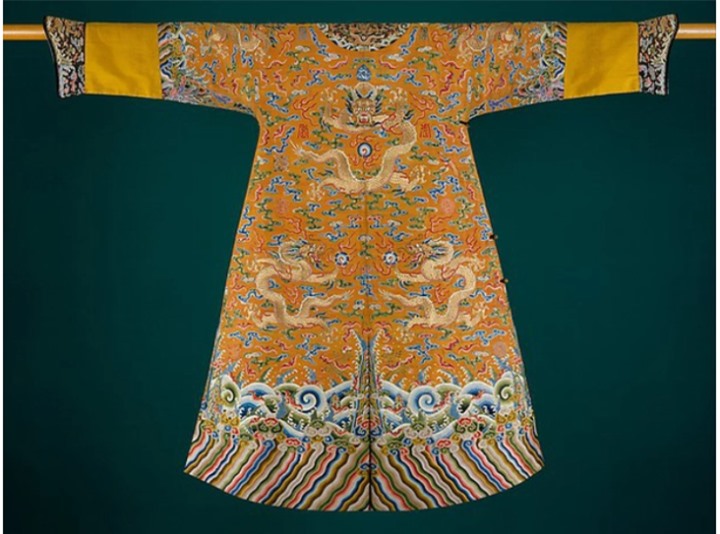 Long bào của hoàng đế cần rất nhiều thời gian để hoàn thiện. (Ảnh: Sohu)