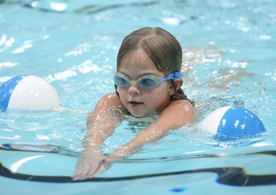 13 điều cần chú ý khi phụ huynh cho trẻ đi bơi