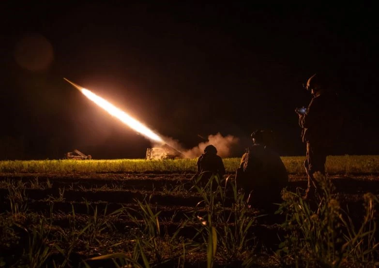 Binh sỹ Ukraine bắn rocket về phía Bakhmut trong một chiến dịch ban đêm. Ảnh: NY Times.