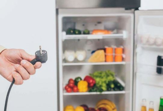 Vắng nhà vài ngày có cần rút nguồn điện tủ lạnh? Chuyện tưởng đơn giản mà nhiều người sai