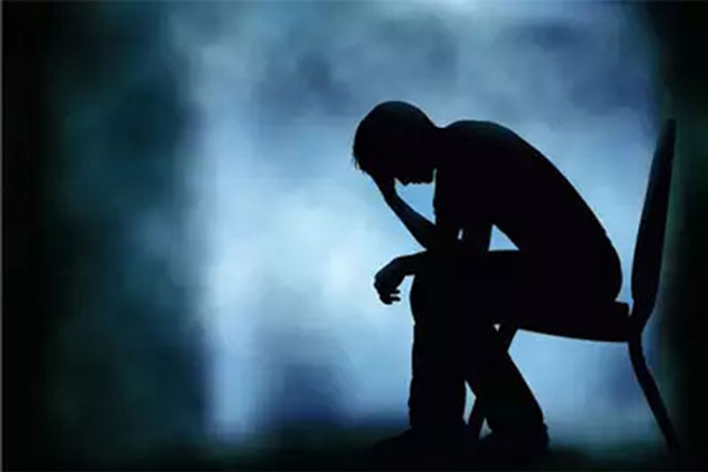 Muốn ly hôn vì hôm nào vợ cũng đi tiếp khách đến nửa đêm mới về