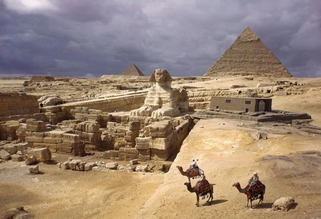 Kim tự tháp lớn nhất và nổi tiếng nhất ở Ai Cập là Kim tự tháp Giza của Pharaoh Khufu. Baijiahao.