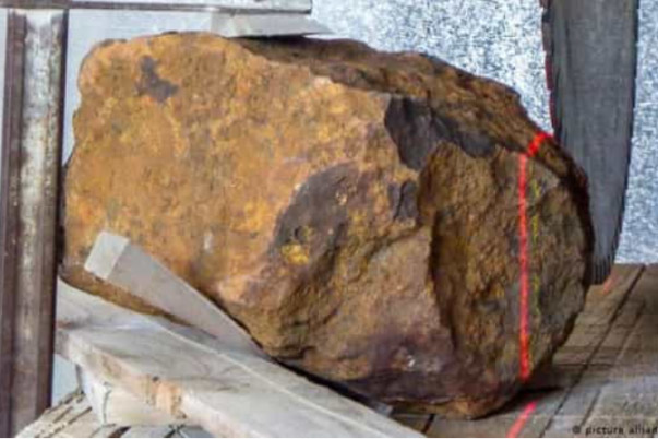 Đào vườn đụng trúng tảng đá, hóa ra là khối thiên thạch trị giá hàng triệu USD 