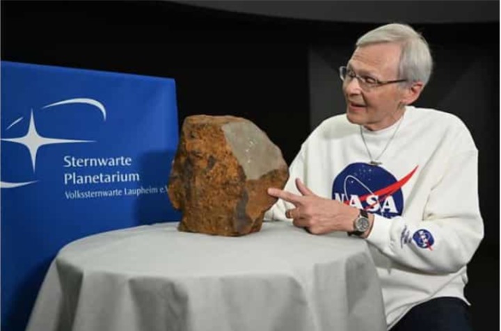 Hóa ra tảng đá này là một khối thiên thạch trị giá hàng triệu USD. (Ảnh: DLR)