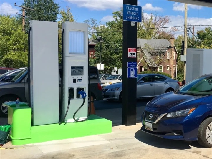 Nên tránh đổ xăng vào giữa trưa nắng. (Ảnh: BI)