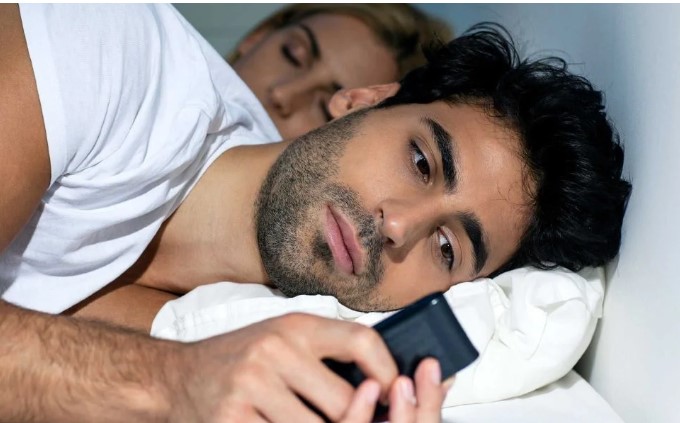 Thấy chồng có 10 dấu hiệu này, nguy cơ cao là anh ấy đang ngoại tình