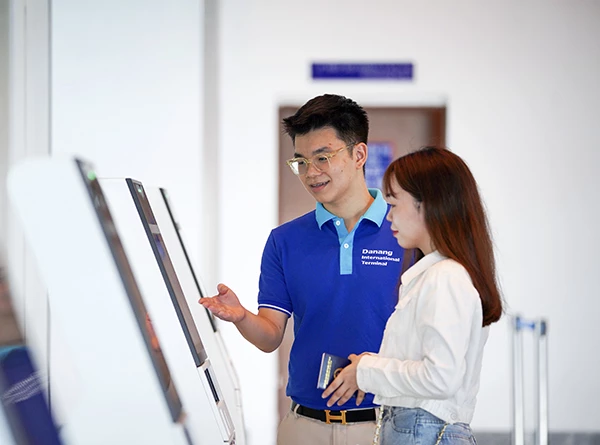 Đội ngũ nhân viên PAT (áo xanh) của nhà ga quốc tế sân bay Đà Nẵng sẵn sàng hỗ trợ hành khách mọi lúc, mọi nơi.