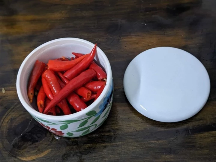 Hũ ớt đã được tách hạt, cho vào tủ lạnh ăn dần. (Ảnh: Nguyễn Hoàng Thu)