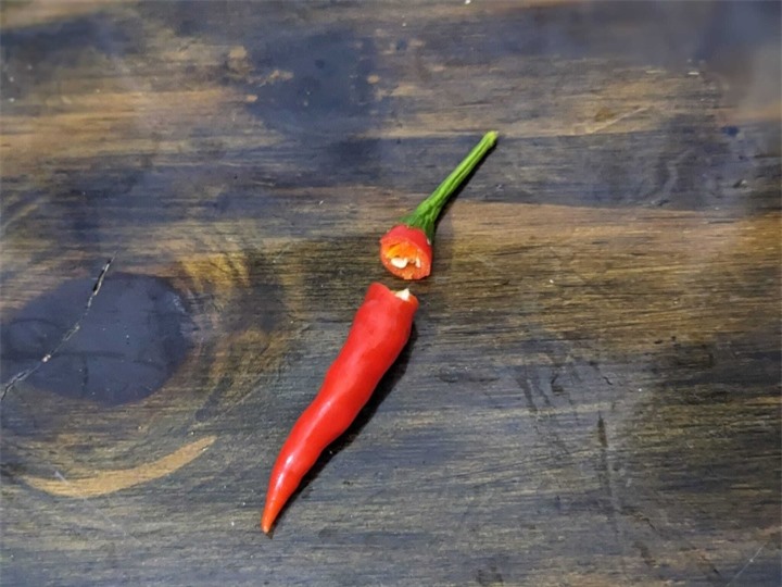 Cắt dưới cuống một chút cho hạt ớt lộ ra.