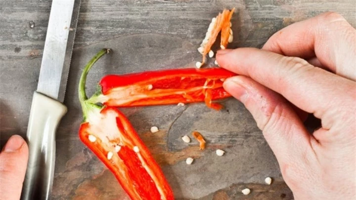 Để tránh tinh dầu ớt tiết ra lúc bóp trái ớt, bạn nên đeo găng tay vào làm.
