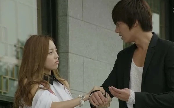 Không muốn mang tiếng ăn bám vì ở nhà bố mẹ vợ mua, tôi muốn chuyển đi thì vợ lại đòi ly hôn