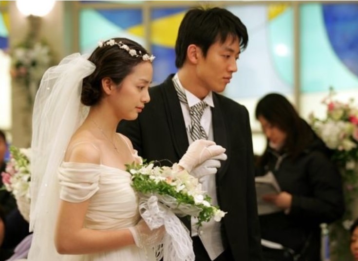 Ngày cưới chú rể uống say vào nhầm phòng lên nhầm giường với người khác, vợ không trách móc, đến khi sắp qua đời, cô mới nói ra bí mật động trời năm đó