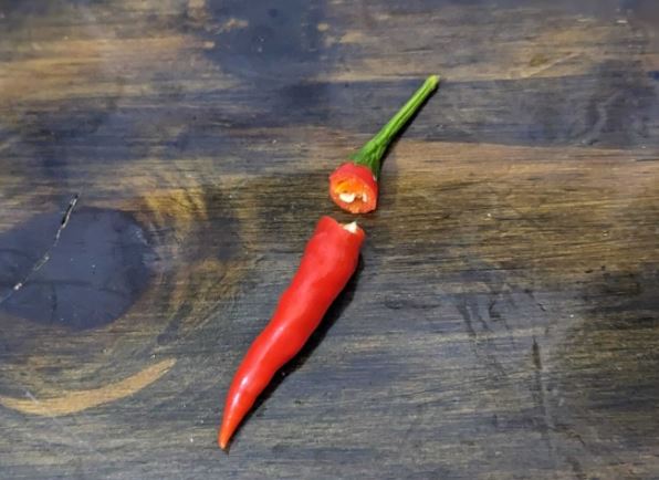 Mẹo hay loại bỏ hạt ớt nhanh nhất