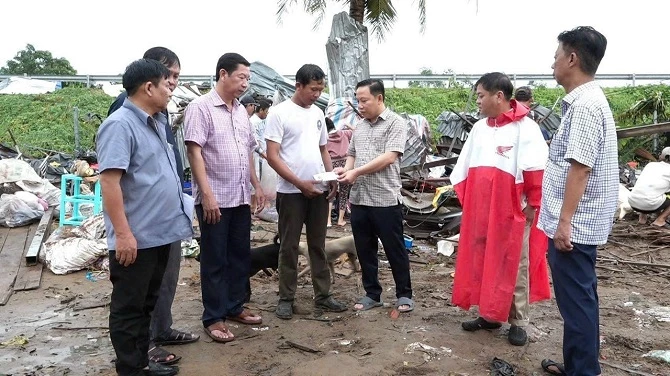 Tại Kiên Giang, đại diện ngành, chính quyền địa phương đến thăm hỏi hỗ trợ cho các gia đình bị thiệt hại.